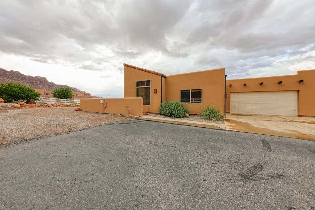 Spacious Moab Townhouse with Seasonal Pool and Hot Tub - Views and Hiking Nearby