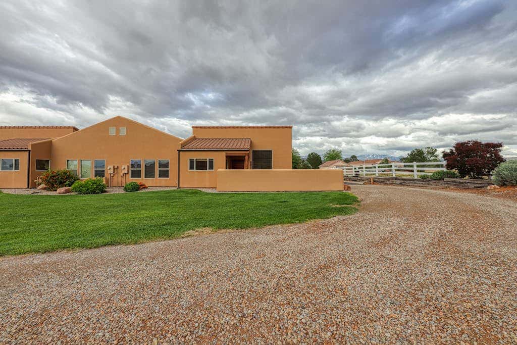Spacious Moab Townhouse with Seasonal Pool and Hot Tub - Views and Hiking Nearby