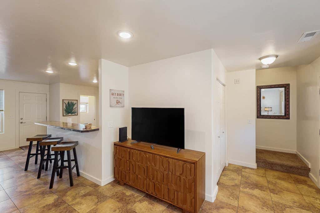 Lovely Townhome near Town with Pool, Hot Tub, Playground, Patio & Tennis