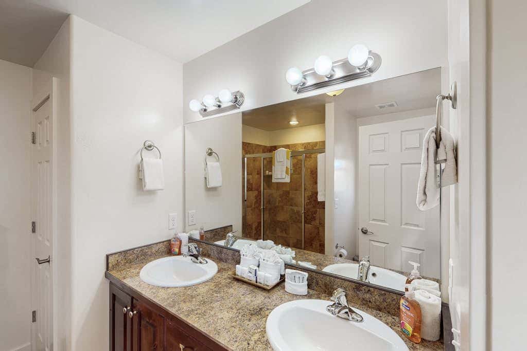 Lovely Townhome near Town with Pool, Hot Tub, Playground, Patio & Tennis