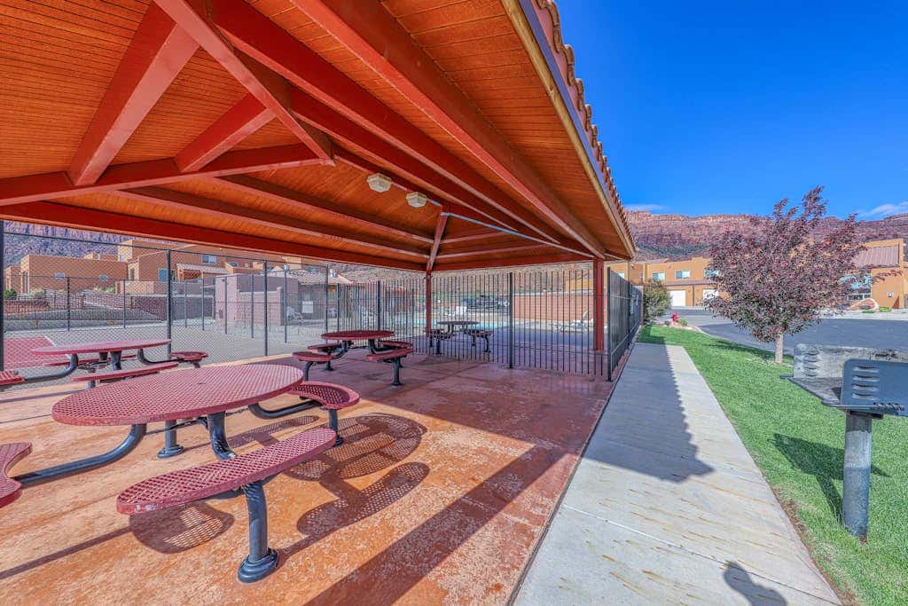 Lovely Townhome near Town with Pool, Hot Tub, Playground, Patio & Tennis