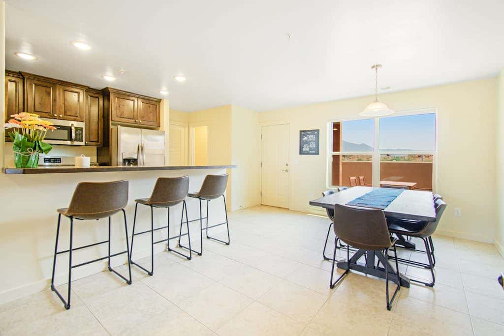 Updated Dog Friendly Condo with Pool & Hot Tub - Close to National Parks