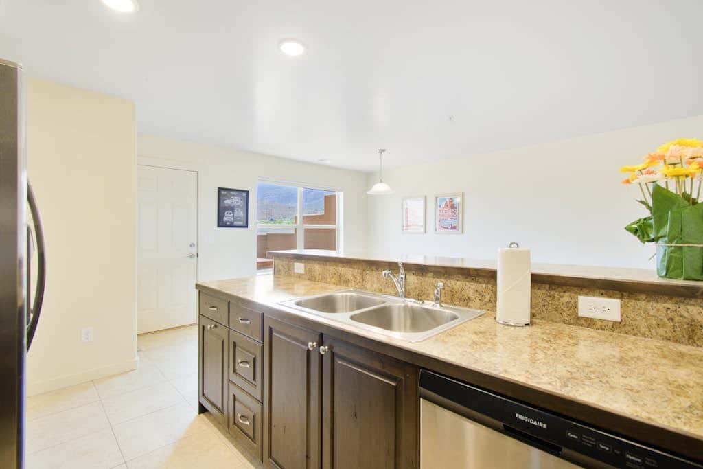Updated Dog Friendly Condo with Pool & Hot Tub - Close to National Parks