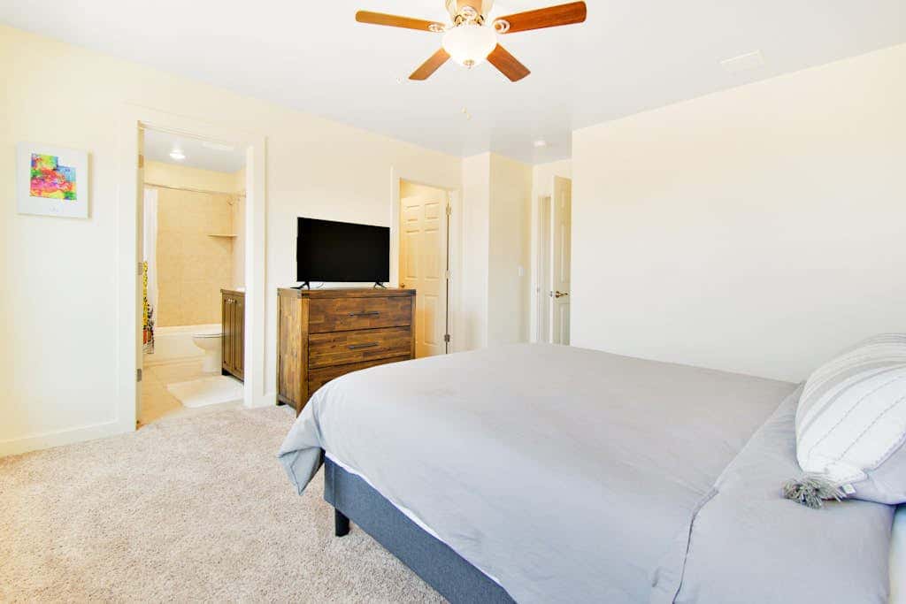 Updated Dog Friendly Condo with Pool & Hot Tub - Close to National Parks