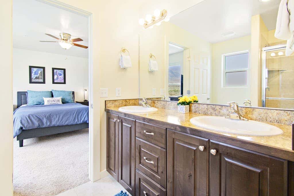 Updated Dog Friendly Condo with Pool & Hot Tub - Close to National Parks