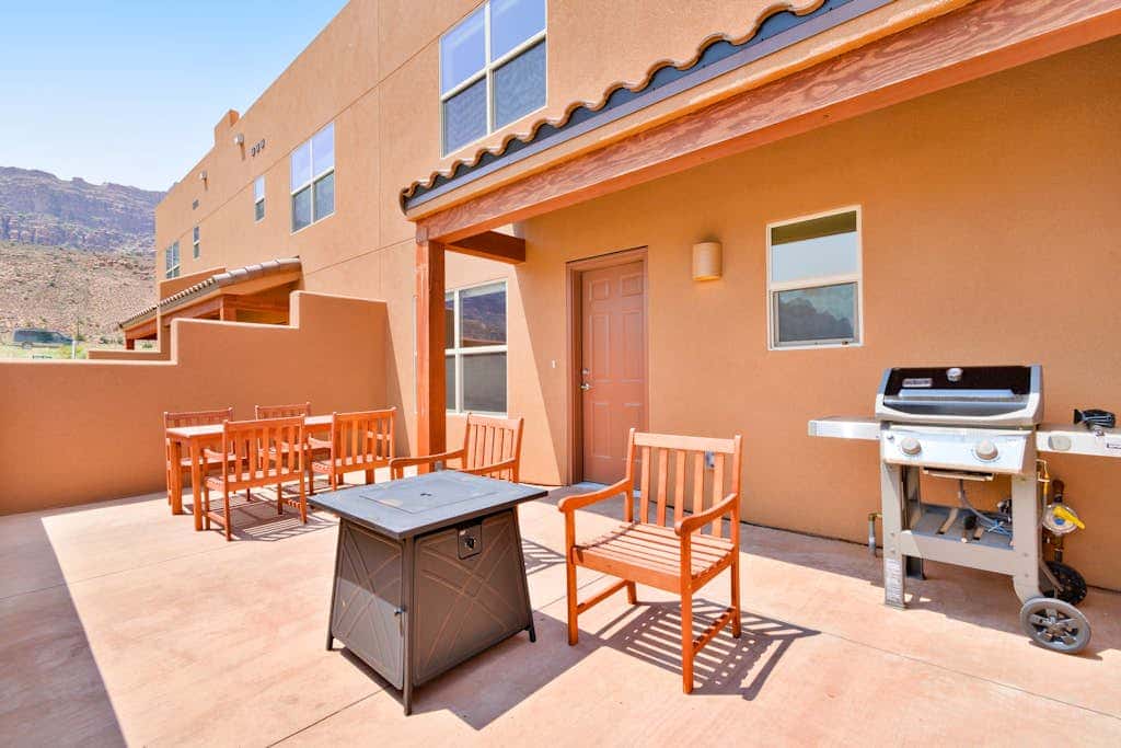 Updated Dog Friendly Condo with Pool & Hot Tub - Close to National Parks