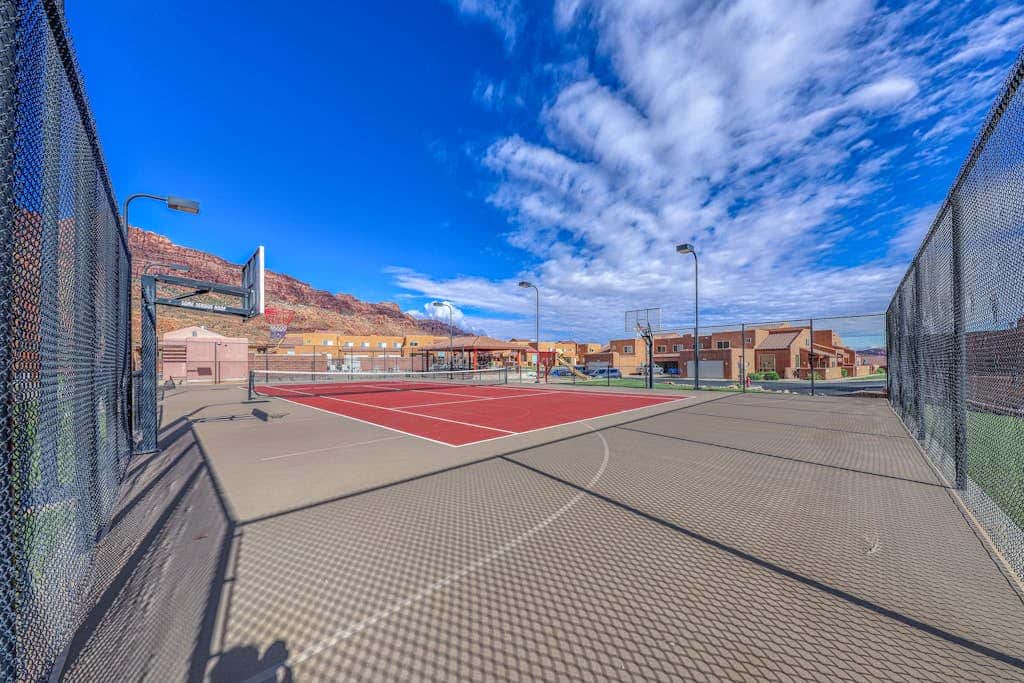 Updated Dog Friendly Condo with Pool & Hot Tub - Close to National Parks