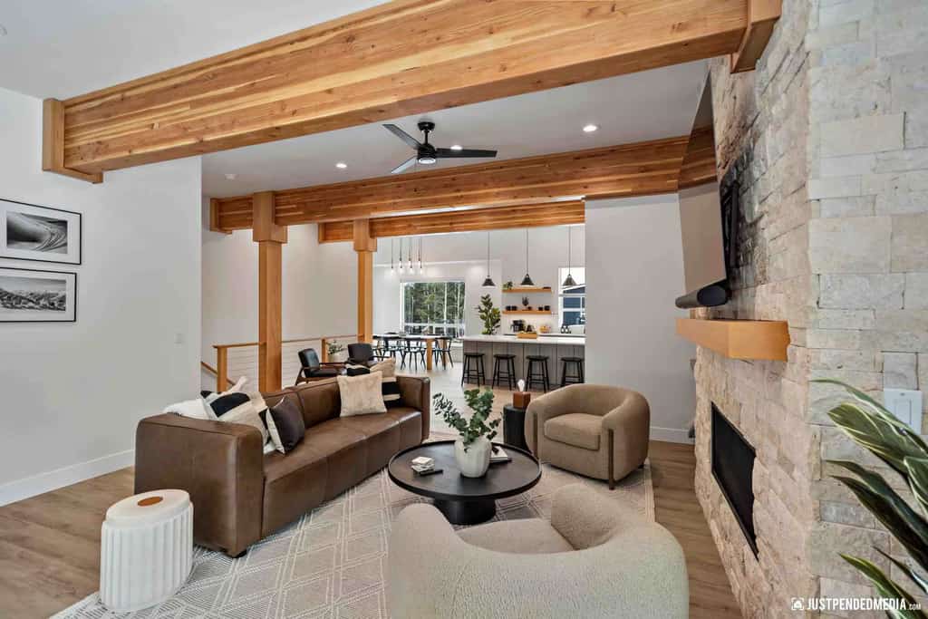 This recently built (2023) spacious 2 story townhome is the prefect mountain retreat. Featuring 3 bedrooms, 2.5 bath, plus bonus game/fitness room all beautifully decorated in a modern mountain style. 5 min drive to Alyeska Resort, Nordic Spa and restaurants! Whether you're skiing in the winter or hiking in the summer, this townhome is the perfect home base for your adventure!