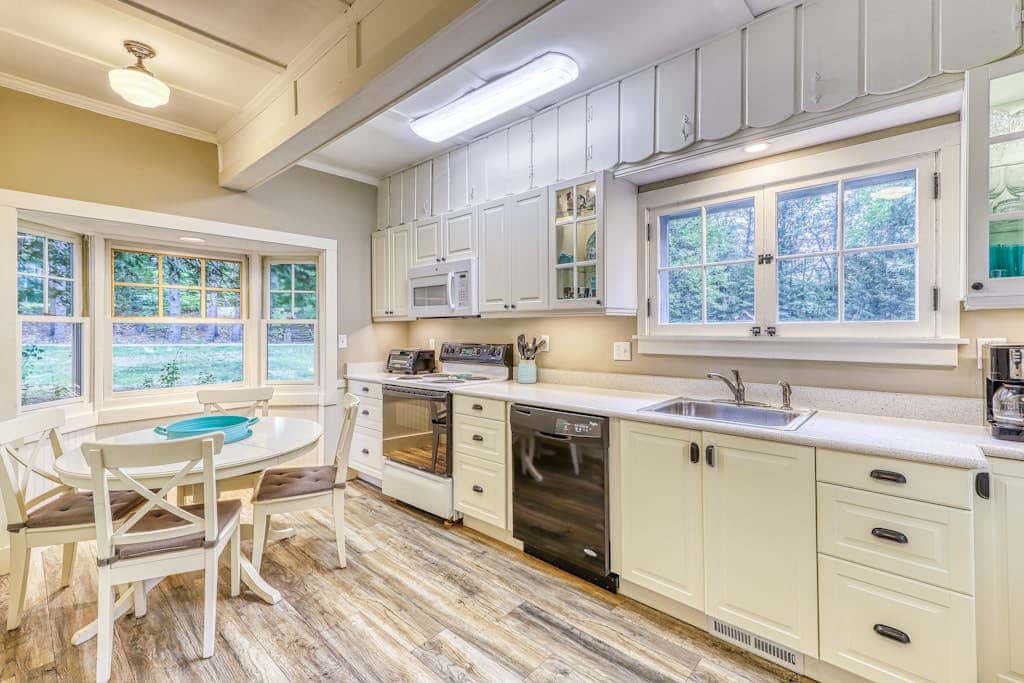 The Lakeside White House