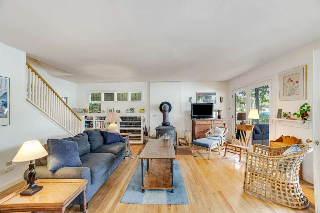 Unique & charming lakefront home with screened-in patio