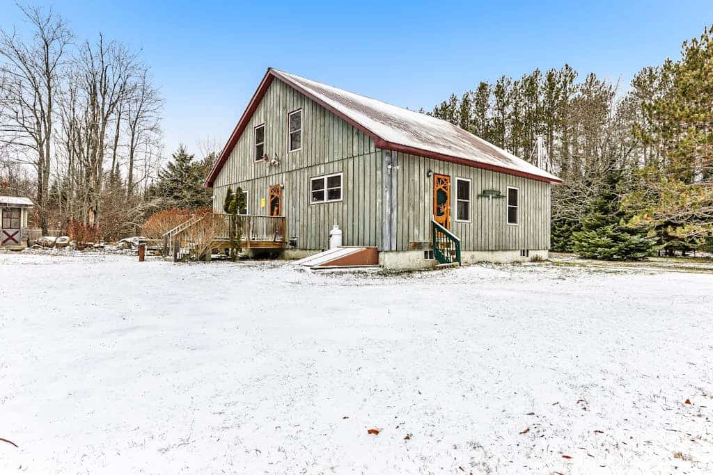 Delightful dog-friendly cabin with wood stove, firepit, deck, & mountain views