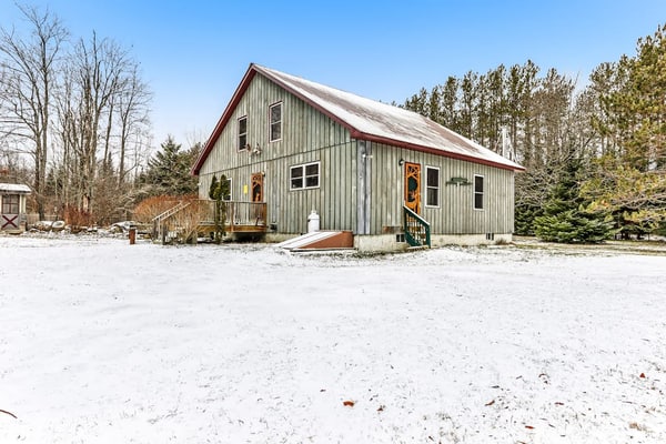 Delightful dog-friendly cabin with wood stove, firepit, deck, & mountain views