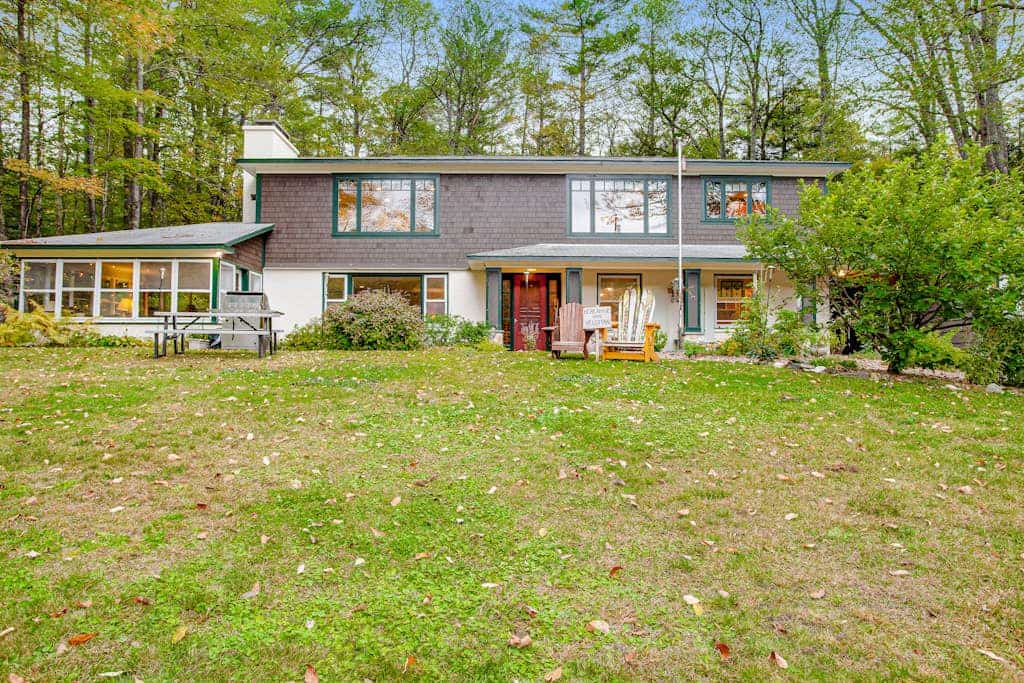 Beautiful waterfront home with hot tub & firepit - right on the river's edge