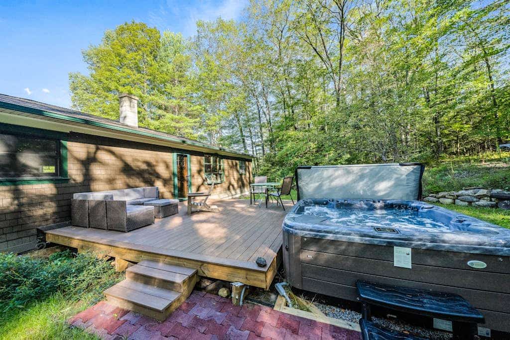 Beautiful waterfront home with hot tub & firepit - right on the river's edge