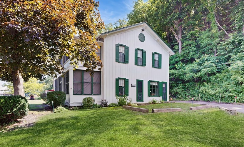 Gorgeous dog-friendly lakefront cottage with full kitchen and grill