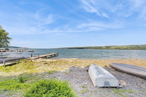 Gorgeous dog-friendly lakefront cottage with full kitchen and grill