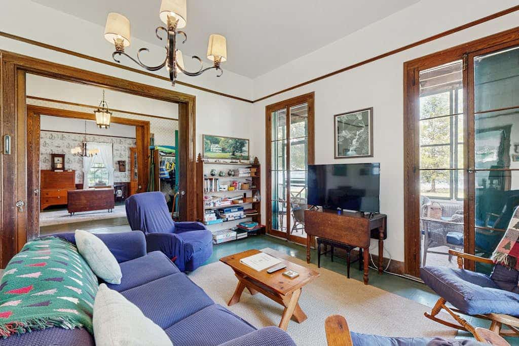 Gorgeous dog-friendly lakefront cottage with full kitchen and grill