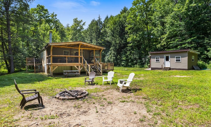 Riverfront home with huge screened deck - dog-friendly & fast WiFi