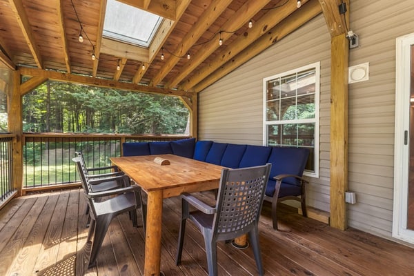 Riverfront home with huge screened deck - dog-friendly & fast WiFi