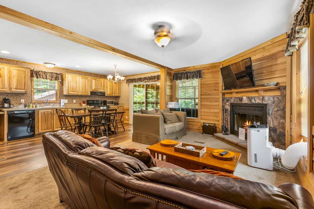 Riverfront home with huge screened deck - dog-friendly & fast WiFi