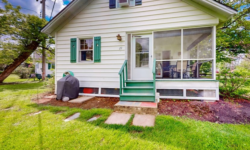 Delightful home close to Lake George with grill & fireplace