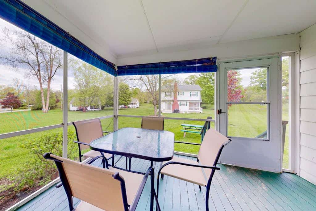 Delightful home close to Lake George with grill & fireplace