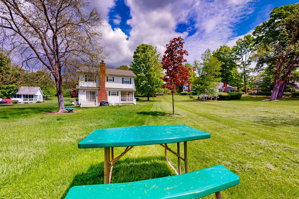 Delightful home close to Lake George with grill & fireplace