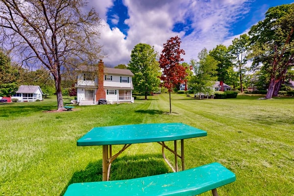 Delightful home close to Lake George with grill & fireplace