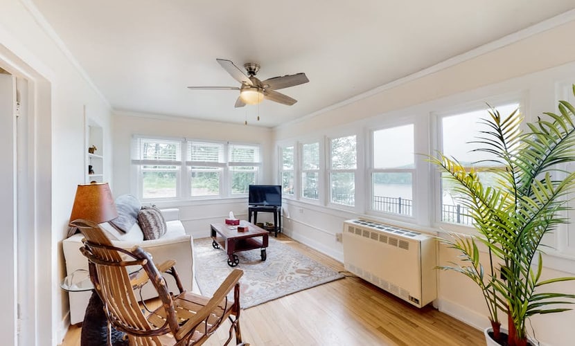 Secluded, romantic cottage with stunning views of the Hudson River