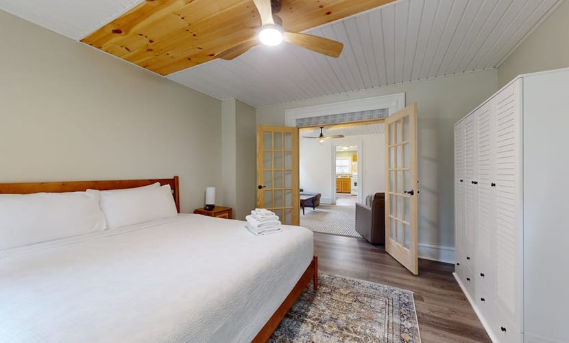 Bright and airy apartment in wine region & close to lakes