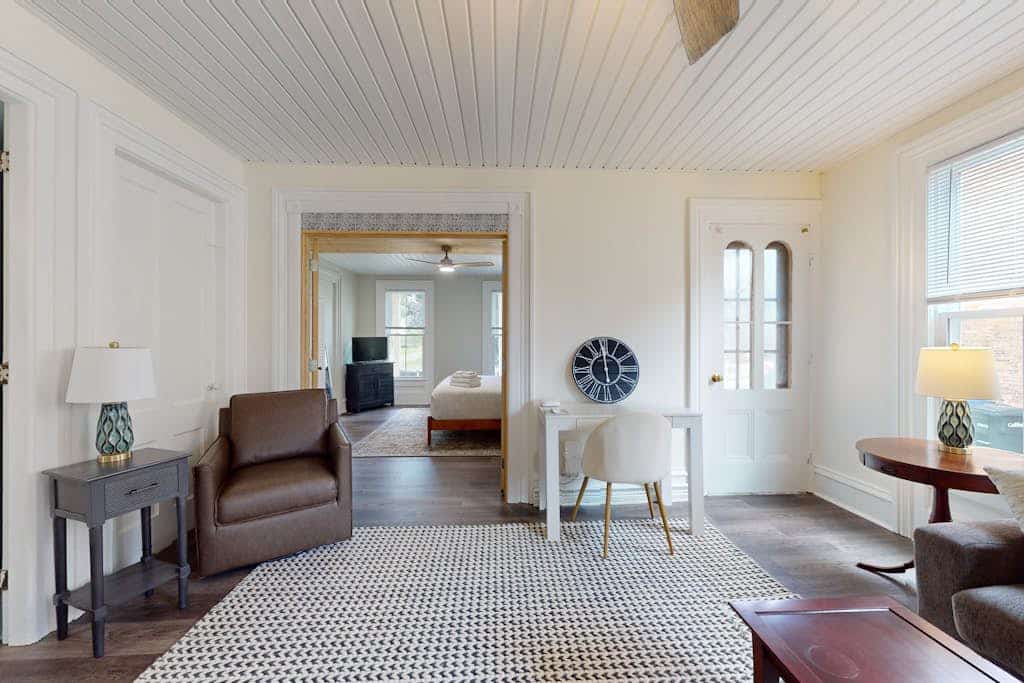 Bright and airy apartment in wine region & close to lakes