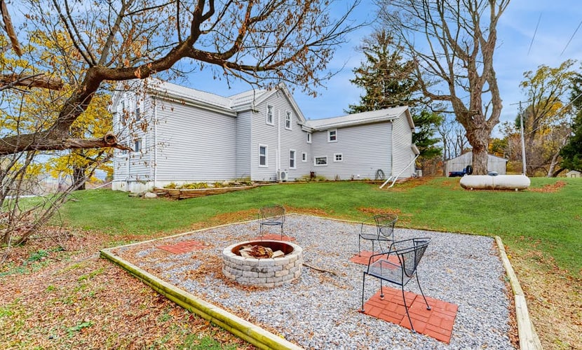 Spacious house with hot tub, gas fireplace, firepit - dog friendly