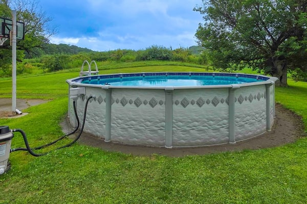 Spacious house with hot tub, gas fireplace, firepit - dog friendly