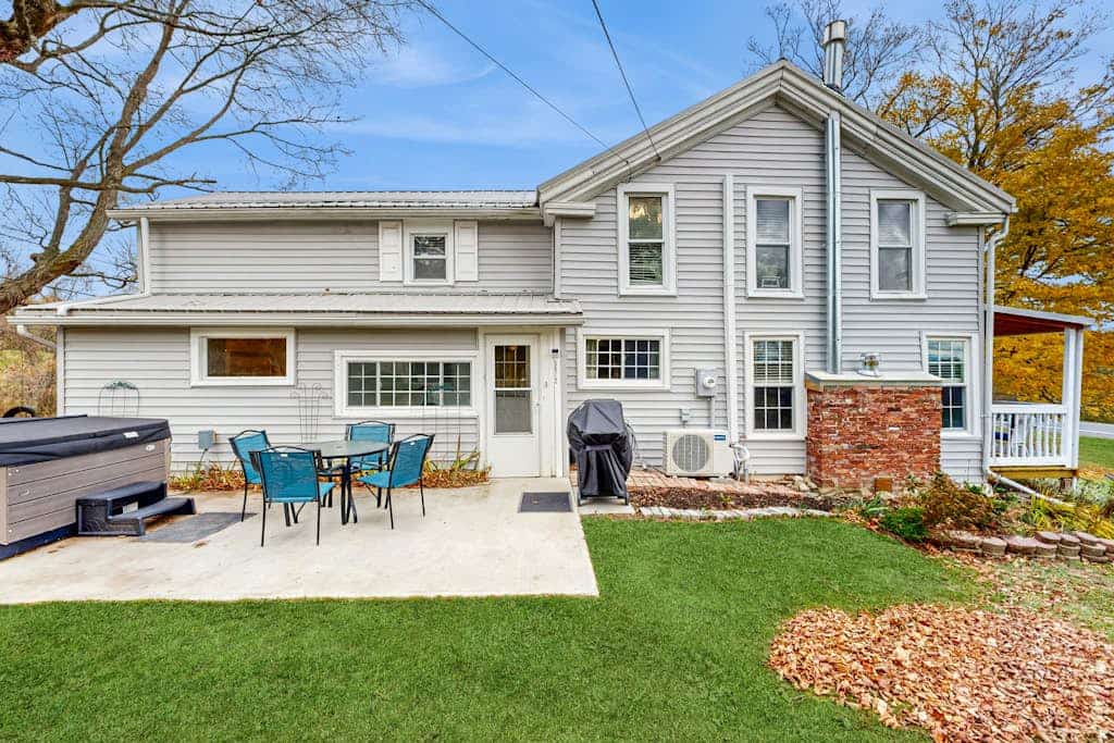 Spacious house with hot tub, gas fireplace, firepit - dog friendly