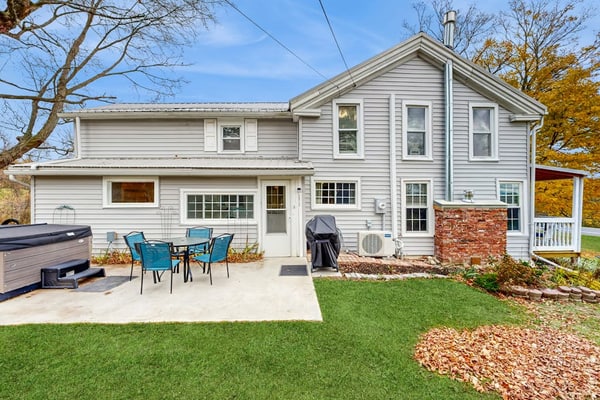 Spacious house with hot tub, gas fireplace, firepit - dog friendly