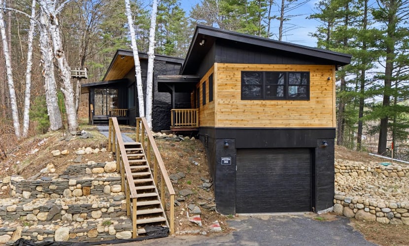 Modern home w/ outdoor patio, screened in porch, balcony & peaceful river views