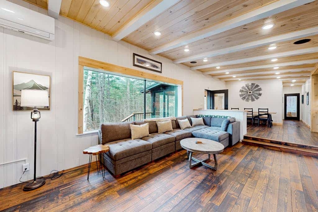 Modern home w/ outdoor patio, screened in porch, balcony & peaceful river views