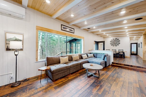 Modern home w/ outdoor patio, screened in porch, balcony & peaceful river views