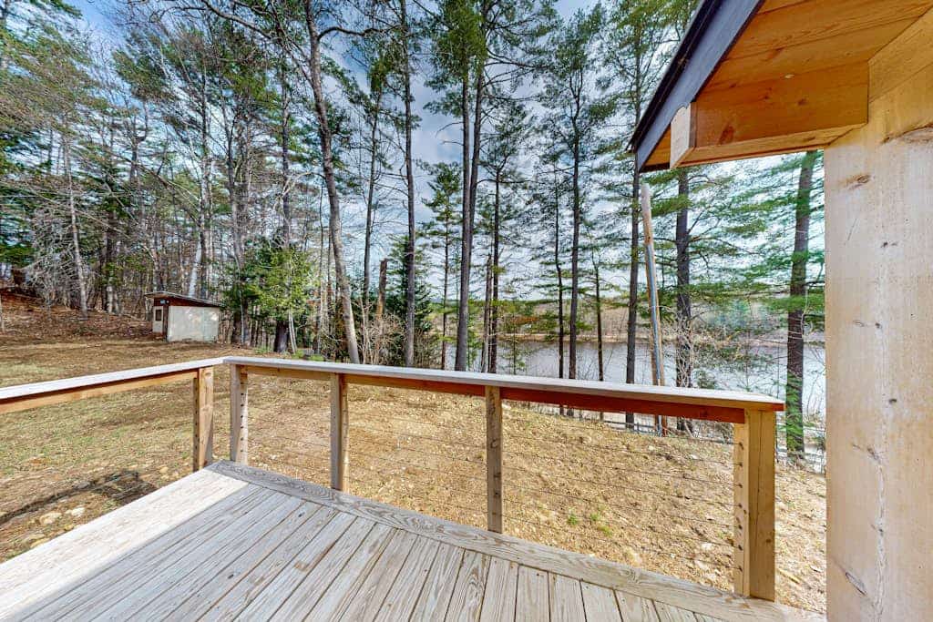 Modern home w/ outdoor patio, screened in porch, balcony & peaceful river views