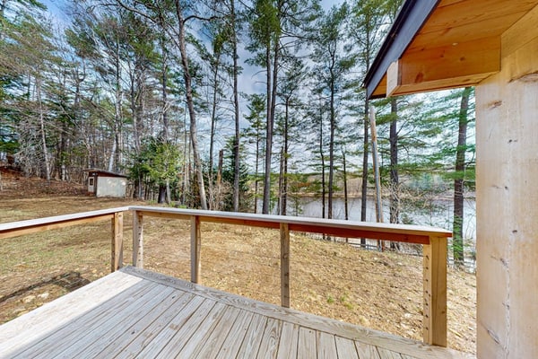 Modern home w/ outdoor patio, screened in porch, balcony & peaceful river views