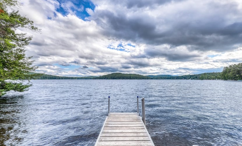 Lakefront cabin with beautiful views, lake and beach access