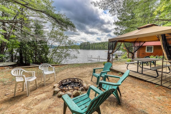 Lakefront cabin with beautiful views, lake and beach access