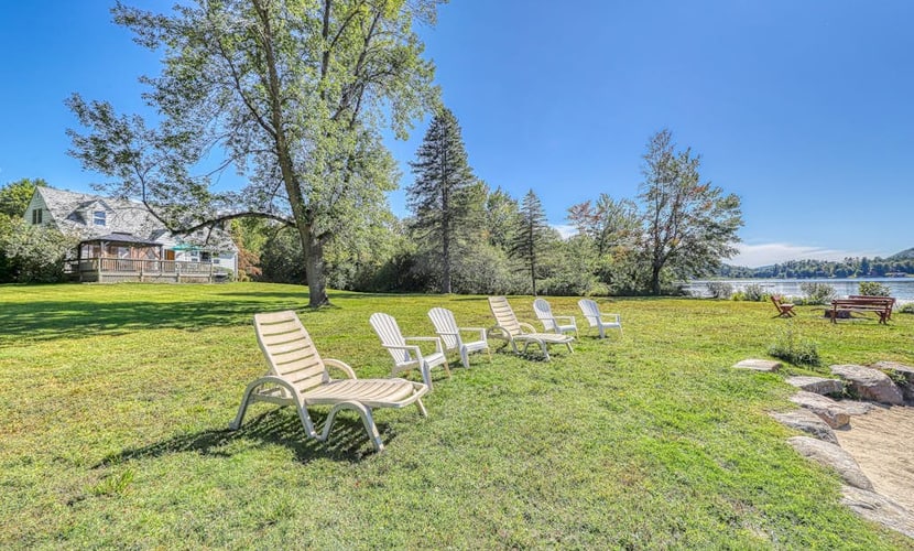 Lakefront house with 275' of waterfront, enclosed porch, & firepit