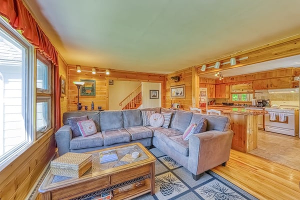 Lakefront house with 275' of waterfront, enclosed porch, & firepit