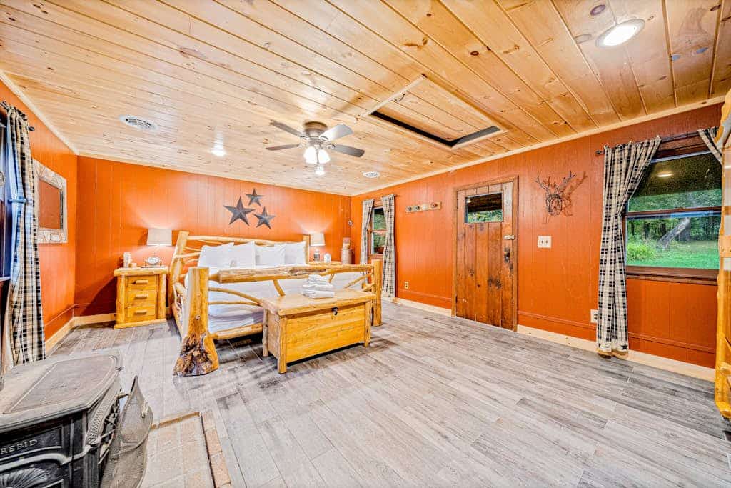 Peaceful cabin minutes from Gore Mountain with wood stove, porch, firepit