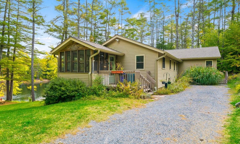 Dog-friendly riverfront house on 3 acres with private dock & deck - near skiing