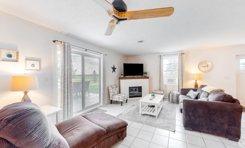 Charming retreat with private hot tub, fireplace, & furnished patio