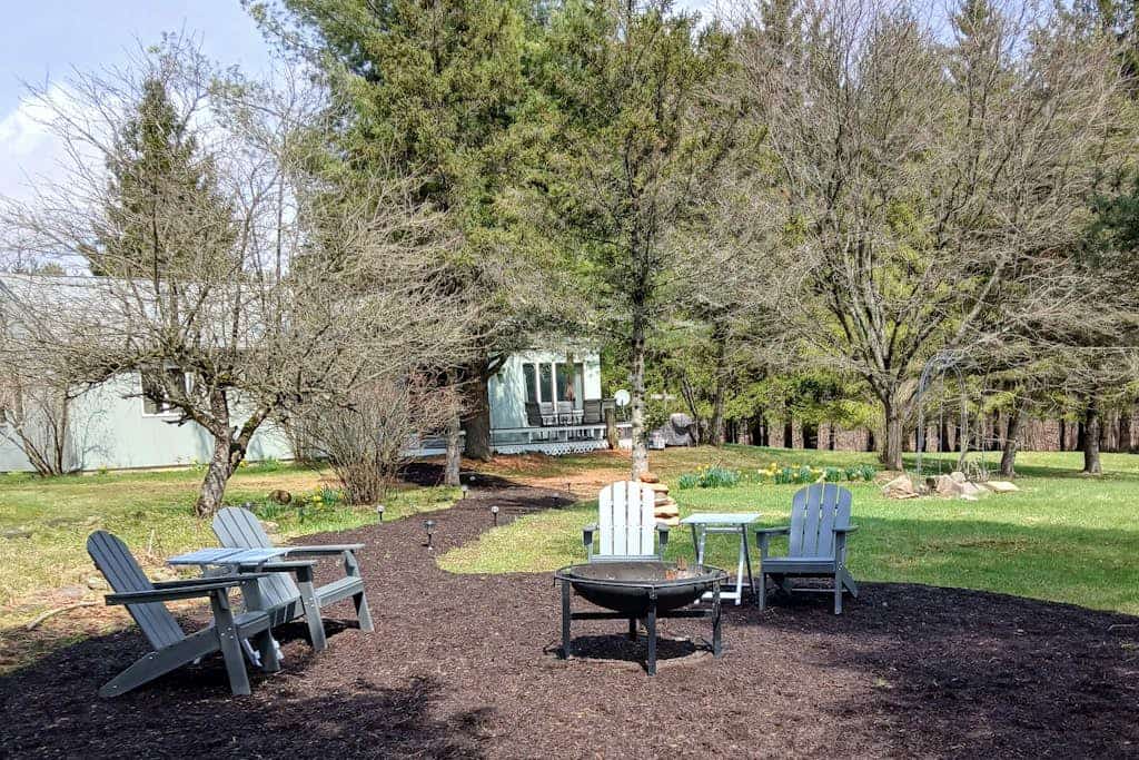 Surrounded by natural beauty with firepit & grill- in wine region