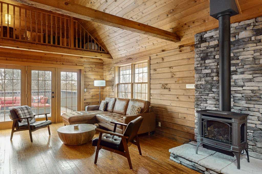Beautiful cabin with near shoreline with firepit, lovely deck, fireplace & W/D