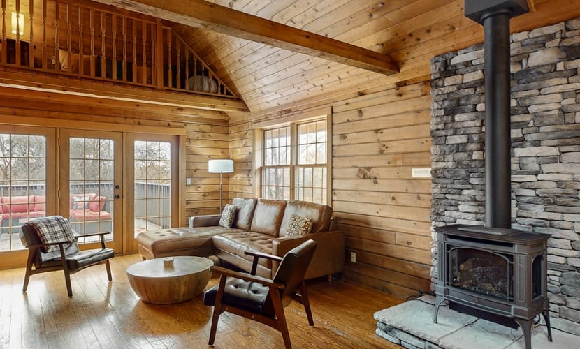 Beautiful cabin with near shoreline with firepit, lovely deck, fireplace & W/D